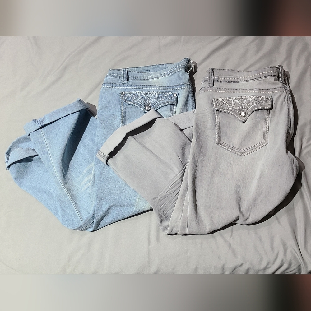 Bundle of l.e.i. Juniors Capri Jeans with Embellishments Size 15Reg